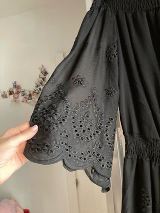 Mono corto negro con detalles de encaje
