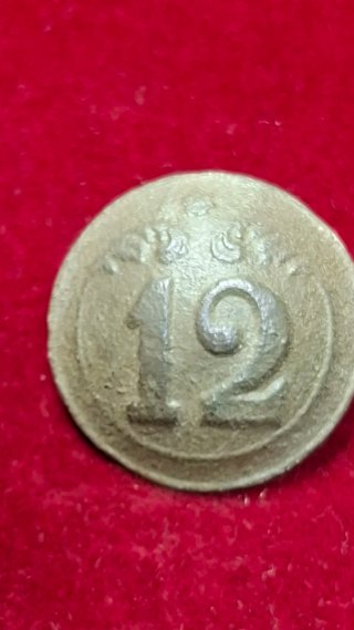 Botón Militar Antiguo con Número 12