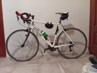 Bicicleta de carretera B'TWIN blanca