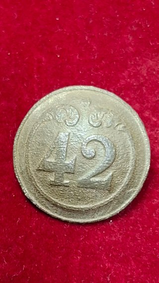 Botón Militar Antiguo con Número 42