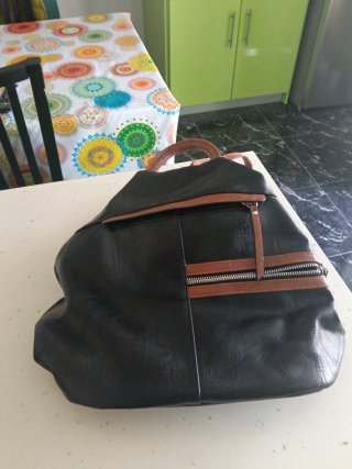 Mochila negra y marrón