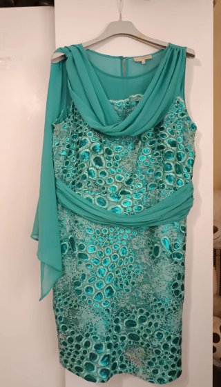Vestido fiesta verde con pedrería