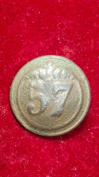 Botón Militar Antiguo con Número 57