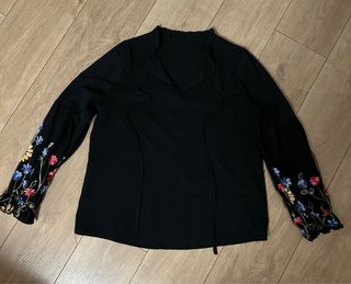 Blusa negra con bordado floral