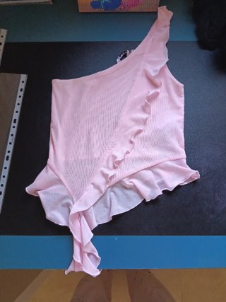 Top Asimétrico Rosa con Volantes New Yorker