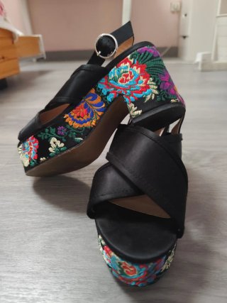 Sandalias Negras con Bordados Florales