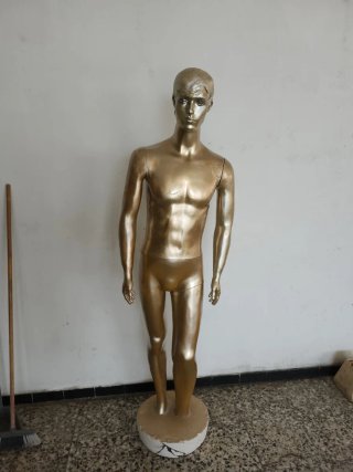 Maniquí Masculino Color Dorado Mide aprox. 1.85cm