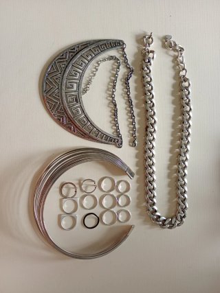 Collares y anillos plateados
