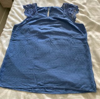 Camiseta azul con encaje