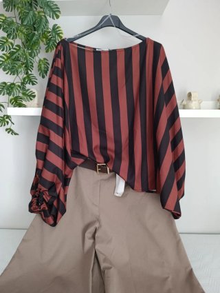 Blusa de rayas negra y marrón