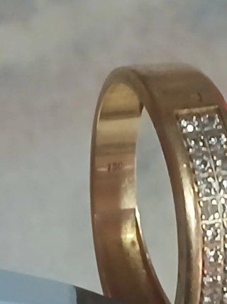 Anillo de oro con diamantes