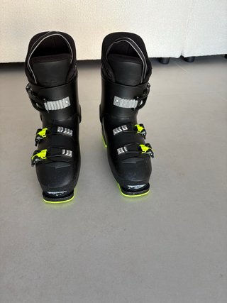 Botas de esquí negras y amarillas