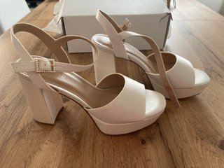 Zapatos tacón blancos para novia/boda Anna Field