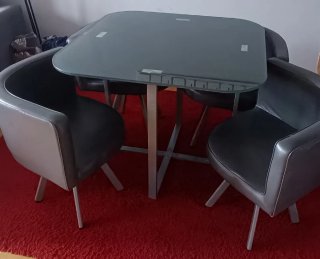Conjunto de mesas de cristal con 4 sillas