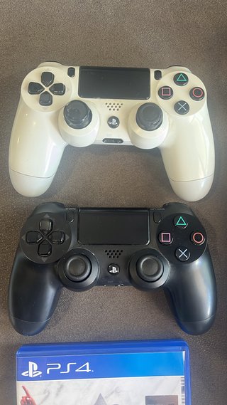 PS4 Bianca 500GB v11.0 con due controller FIFA 23