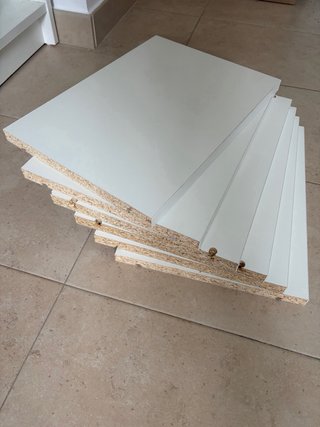 Estanterías blancas con baldas regulables