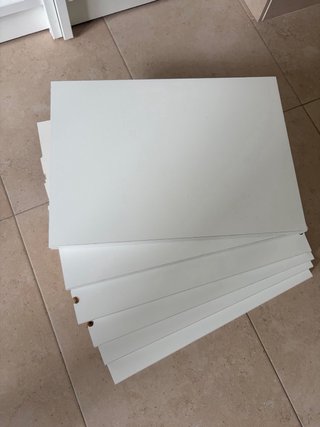 Estanterías blancas con baldas regulables