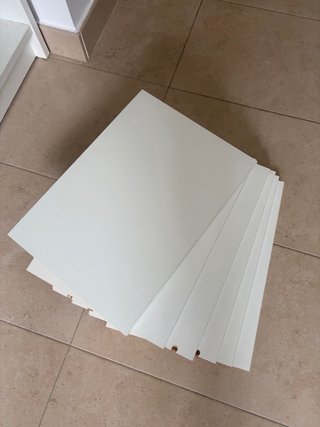 Estanterías blancas con baldas regulables