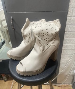 Botines tacón beige