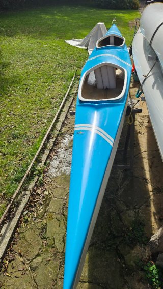 Piragua aguas tranquilas y río