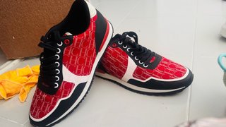 Zapatillas Rojas y Negras nuevas sin etiqueta