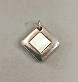 Colgante de Plata con Detalle Nacarado