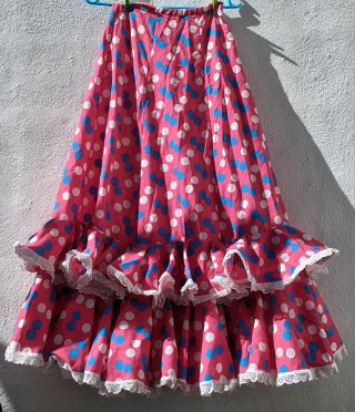 Falda flamenca lunares rosa y azul.