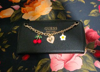 ¡OFERTA! Cartera Guess Negra con Abalorios