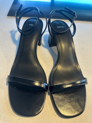 Sandalias Negras Tacón Cuadrado Mango