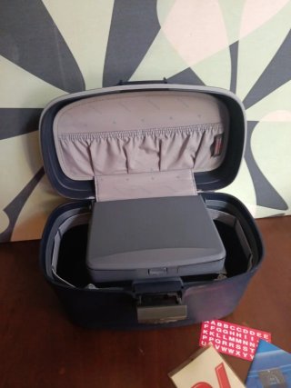 Beauty case Roncato blu rigido.
