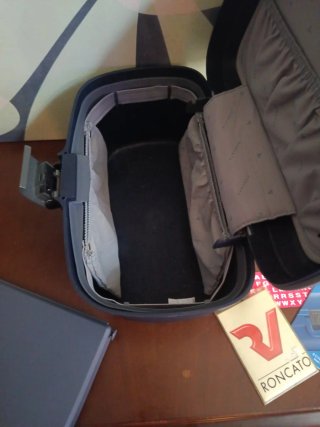 Beauty case Roncato blu rigido.