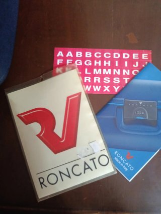 Beauty case Roncato blu rigido.