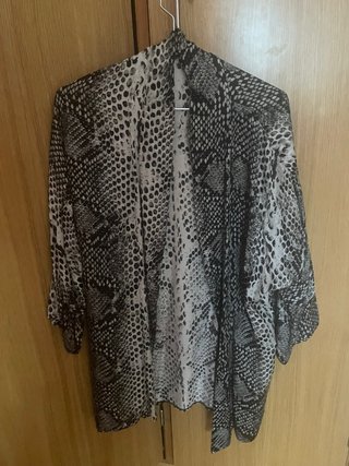 Kimono corto estampado serpiente