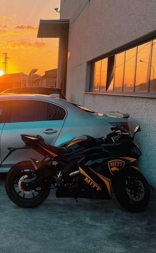 Moto deportiva MITT GP2 negra y amarilla