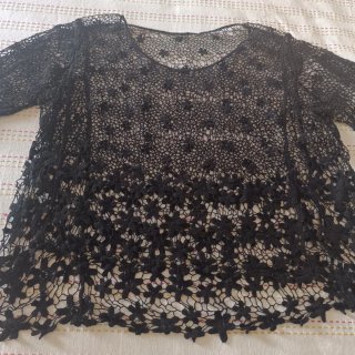 Blusa Negra de Encaje Perforado