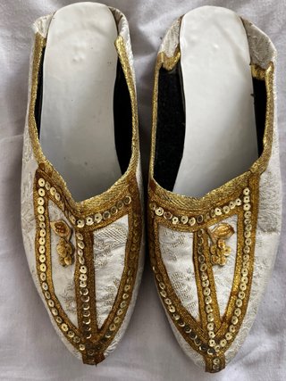 Zapatos de fiesta dorados y blancos