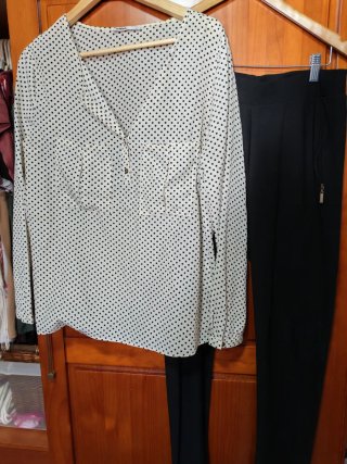 Conjunto Mujer Blusa Lunares y Pantalón Negro