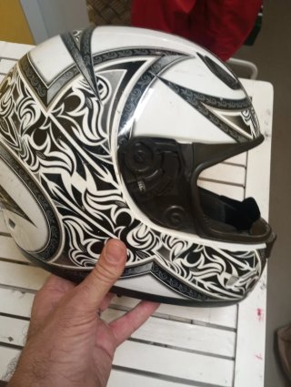 Casco de moto blanco con diseño tribal