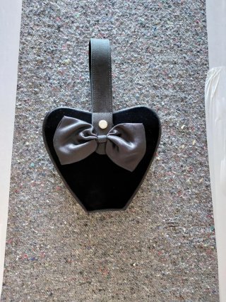 Bolso fiesta corazón negro con lazo