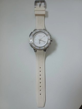 Reloj de pulsera blanco