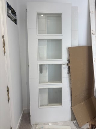 Puerta interior abatible lacada maciza con cristal