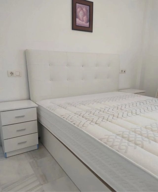 Canapé, materasso, testiera, comodini in vendita