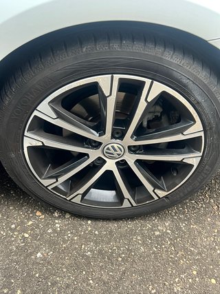 Llanta Volkswagen con neumático Yokohama