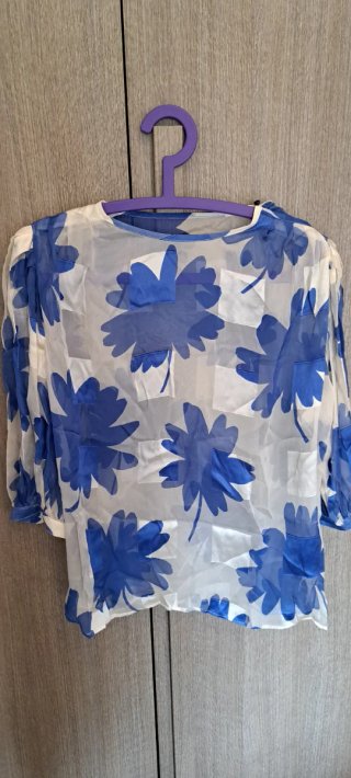 Blusa in seta con fiori blu