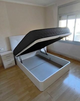 Struttura letto a ribalta in legno e materassi