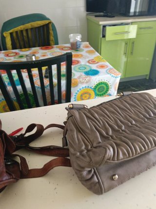 Bolso de mano marrón y gris
