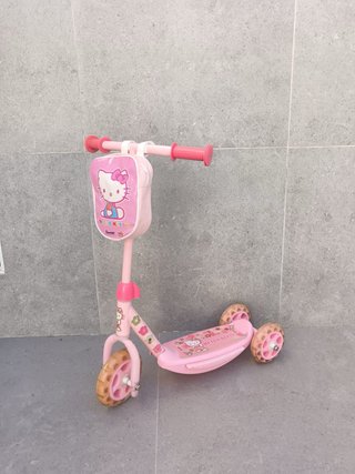 Patinete Hello Kitty para niña
