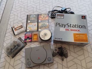 PlayStation 1 Dual Shock con juegos en su caja