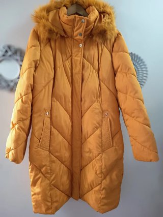 Parka larga con capucha y pelo