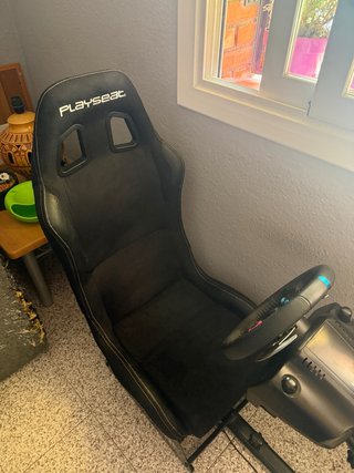 Asiento playseat y volante logitech g29.